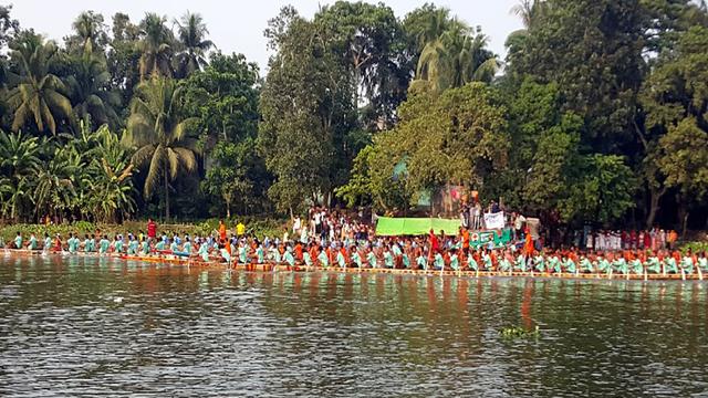 চিত্রায় নৌকা বাইচ দেখতে দর্শনার্থীর ঢল