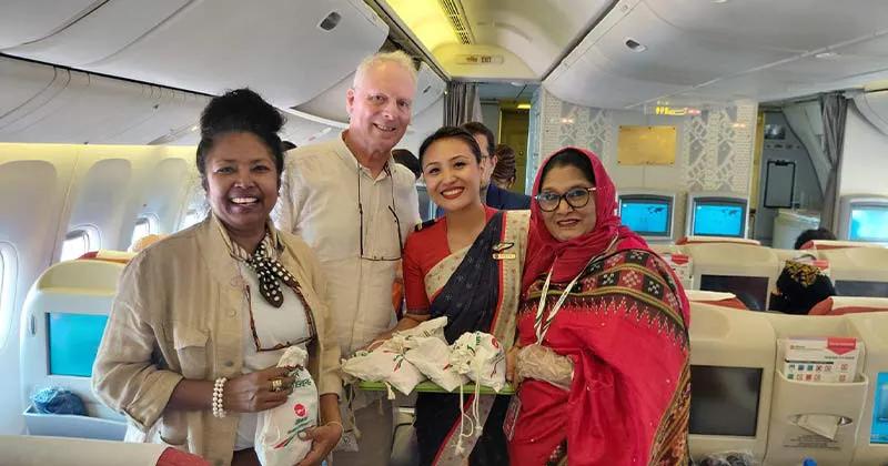 ঈদে বিমান যাত্রীদের উপহার ও বিশেষ খাবার পরিবেশন