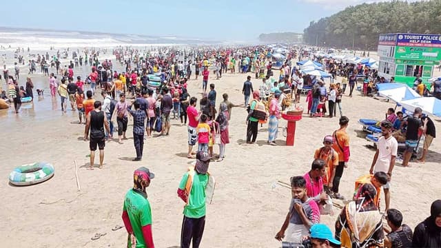 পর্যটক-দর্শনার্থীতে লোকারণ্য কক্সবাজার, ৫০০ কোটির বাণিজ্যের আশা