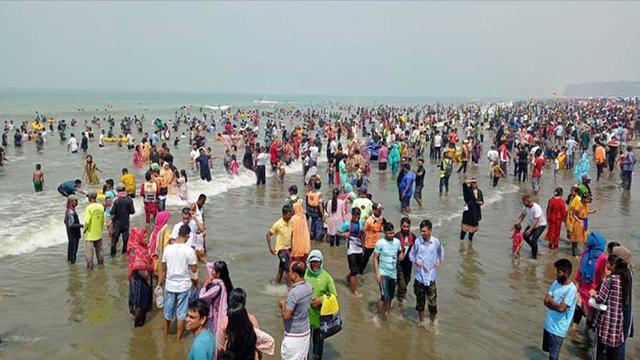 ঈদের ছুটিতে লাখো পর্যটকে মুখর কক্সবাজার সৈকত