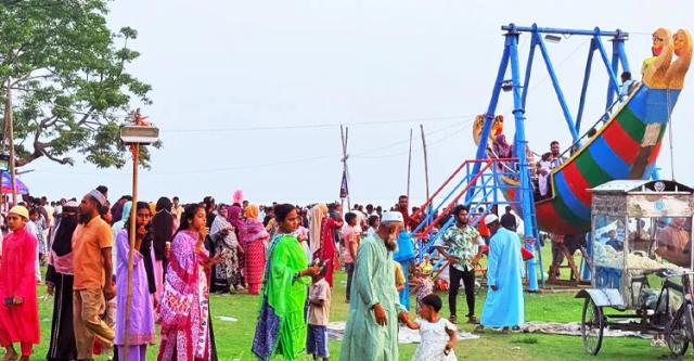 ঈদে মেঘনা পাড়ে দর্শনার্থীদের উপচে পড়া ভিড়