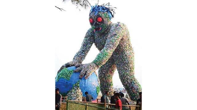 সৈকত থেকে সরানো হলো প্লাস্টিক দানব