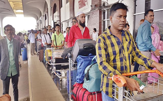 শাহজালালে ভোগান্তি কমাতে আরো ট্রলি শীঘ্রই