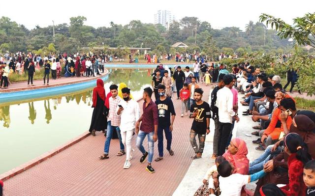 পর্যটকে মুখর সৈকত -পাহাড়