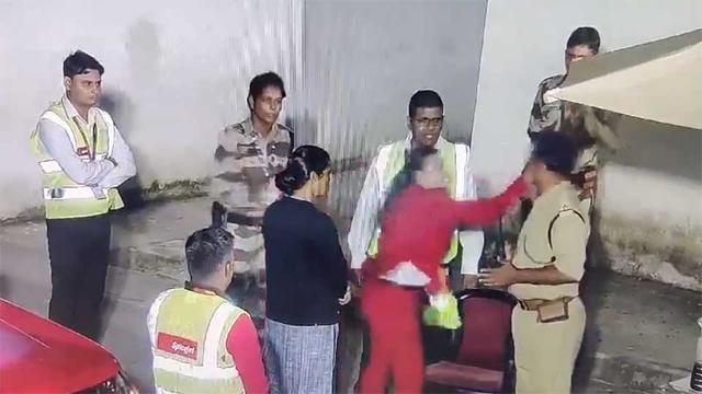 বিমানবন্দরে পুলিশ কর্মকর্তাকে চড়, গ্রেফতার এক নারী