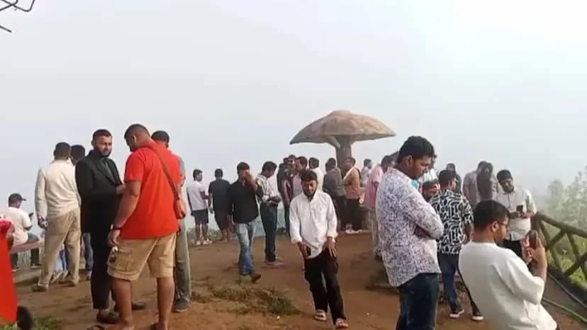 বান্দরবানের পাহাড়ে পর্যটকদের ভিড়