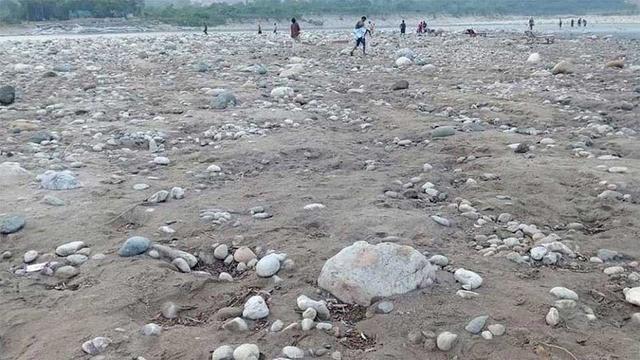 প্রকৃতি রক্ষায় মানববন্ধন, সাদাপাথর ইস্যুতে আলটিমেটাম