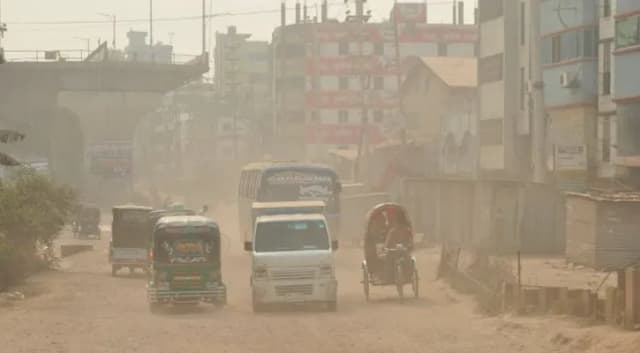 বায়ুদূষণে আজ আবার শীর্ষে ঢাকা