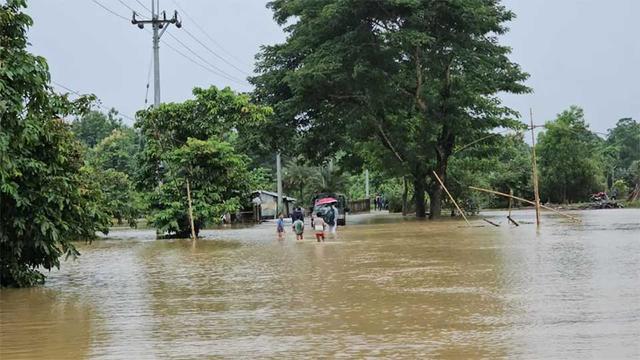 সাজেকে আটকা আড়াই শতাধিক পর্যটক
