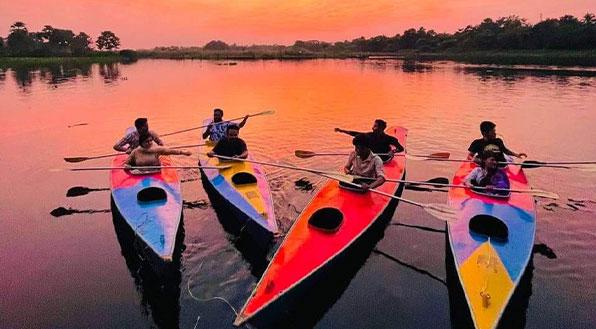 রাজধানীর কাছেই ‘কায়াকিং’, আকৃষ্ট পর্যটকরা