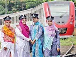 উড়োজাহাজের মত ট্রেনে সেবা দেবেন নারী!
