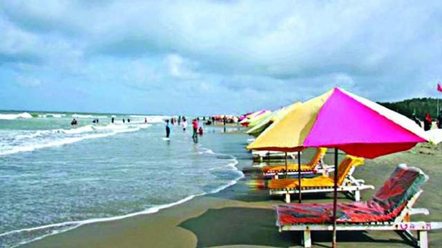 কক্সবাজারে পর্যটক খরা : সৈকত জুড়ে শুধু ঢেউয়ের শব্দ আর খালি চেয়ার-ছাতা