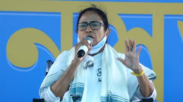 বড় প্লেন দুর্ঘটনা থেকে বেঁচে গেলেন মমতা