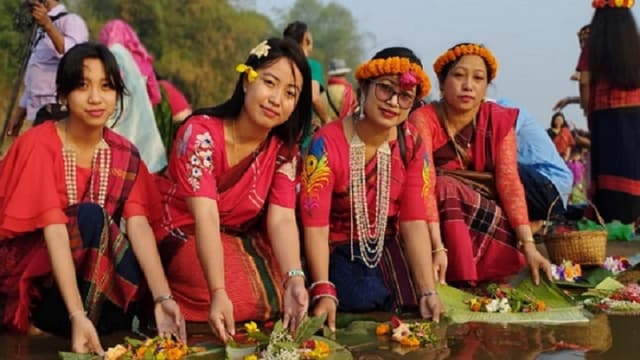 পাহাড়ে লেগেছে বৈসাবি রং