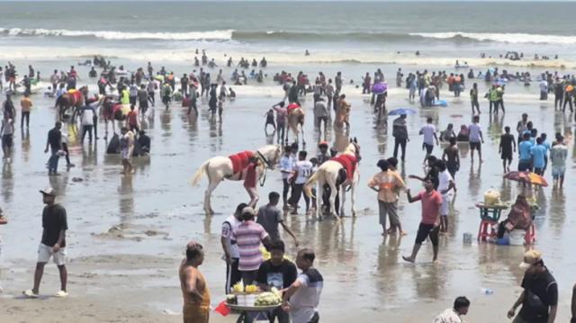 ঈদের ছুটিতে পর্যটকে মুখর কক্সবাজার সমুদ্রসৈকত