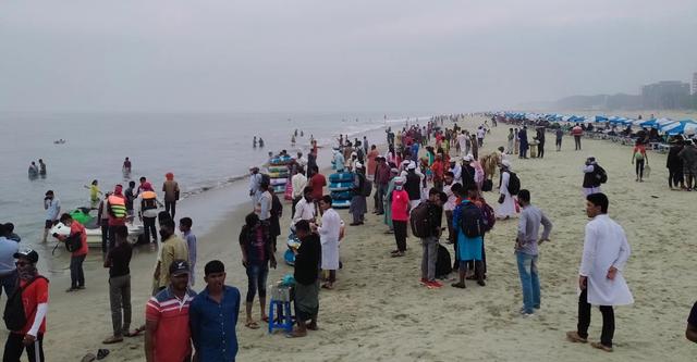 কক্সবাজার সৈকতে পর্যটকের ঢল