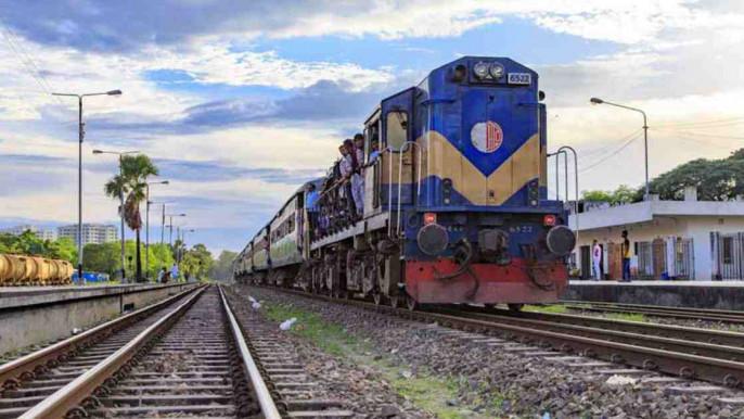 Dhaka’s rail link with 3 divisions restored after 5 hrs
