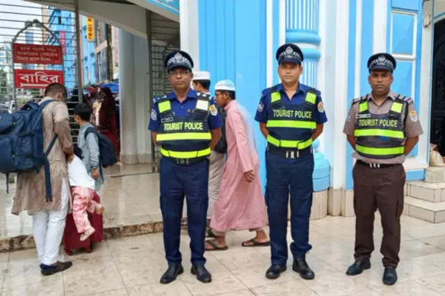 শাহজালাল (রহ.) মাজারে পর্যটকদের নিরাপত্তায় ট্যুরিস্ট পুলিশ