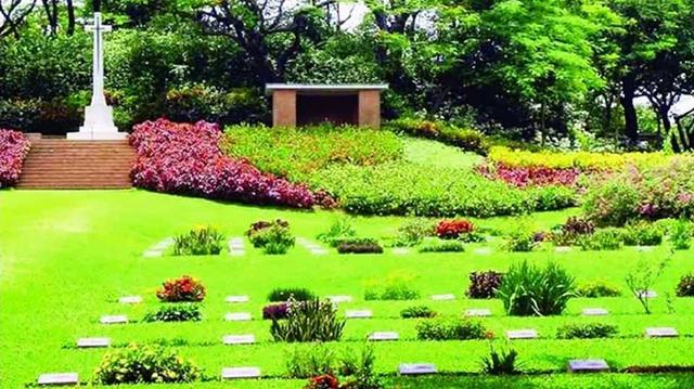 পাহাড়ের ঢালে সবুজে আচ্ছাদিত বিশ্বযুদ্ধের স্মৃতিচিহ্ন