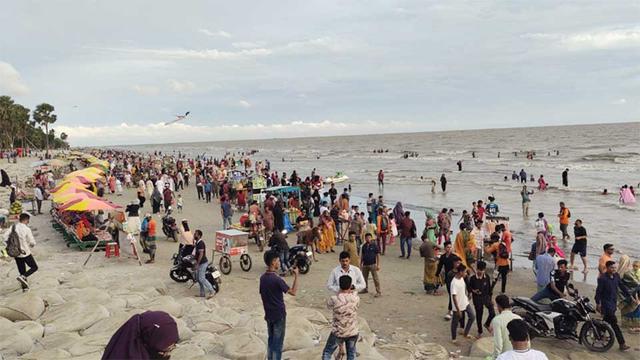 সাগর কন্যা কুয়াকাটায় পর্যটকের ঢল