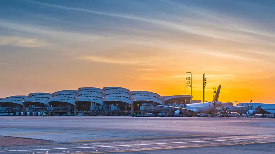 Riyadh Airport reopens, still airlines extend flight cancellations