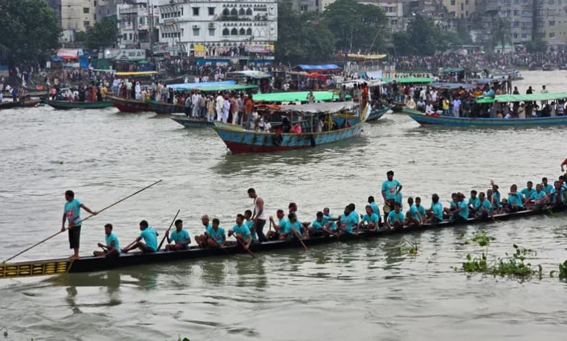 ঐতিহ্যবাহী নৌকা বাইচে মুখরিত বুড়িগঙ্গা