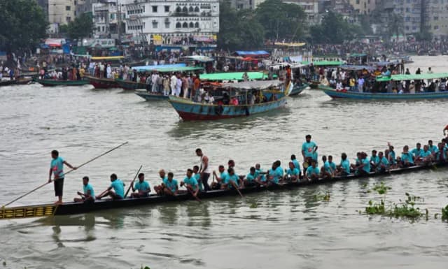 ঐতিহ্যবাহী নৌকা বাইচে মুখরিত বুড়িগঙ্গা