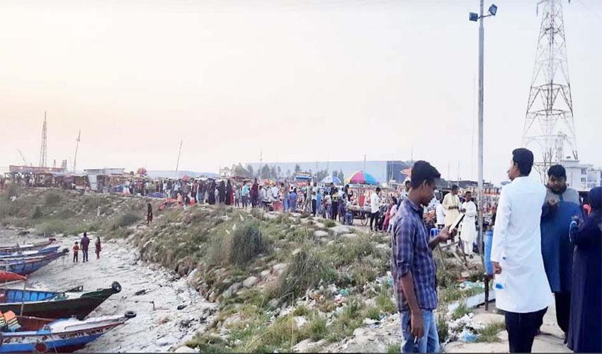 পর্যটকের উপচে পড়া ভিড়ে মুখরিত পদ্মা পাড়